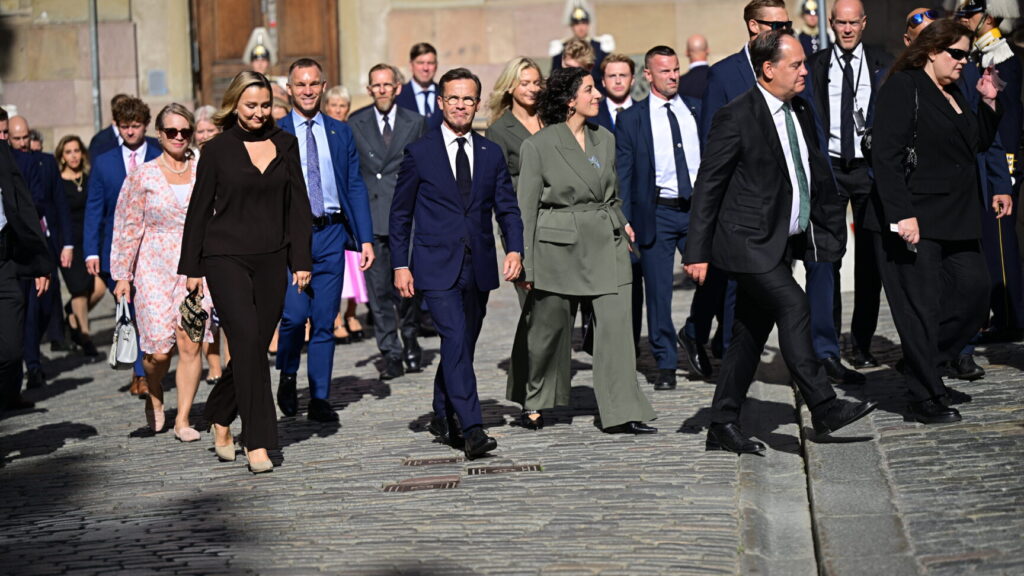STOCKHOLM, SVERIGE 20250909
Ebba Busch (KD), statsminister Ulf Kristersson (M) och Simona Mohamsson (L) anländer med andra medlemmar av regeringen till gudstjänsten i Storkyrkan som hålls med anledning av riksmötets öppnande.
Foto: Magnus Lejhall / TT / Kod 10658