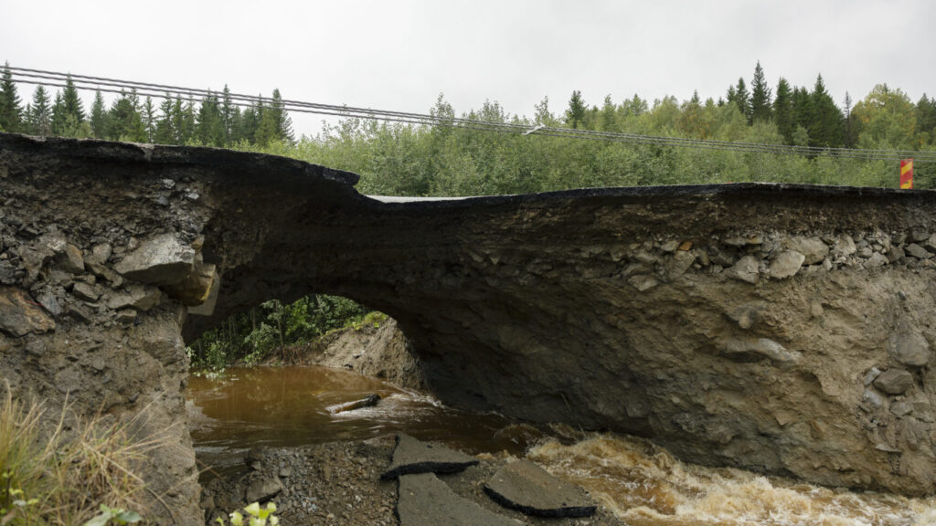 KRAMFORS 20250907
Väg 90 mellan Bollstabruk och Sollefteå har rasat samman efter skyfall. Vägen är avstängd för reparation.
Räddningstjänsten Mittnorrland uppmanar boende i Kramfors, Sollefteå, Örnsköldsviks och Härnösands kommun att ”undvika att bege er ut på vägnätet på grund av många underminerade vägar”.
Foto: Mats Andersson / TT / kod 14315