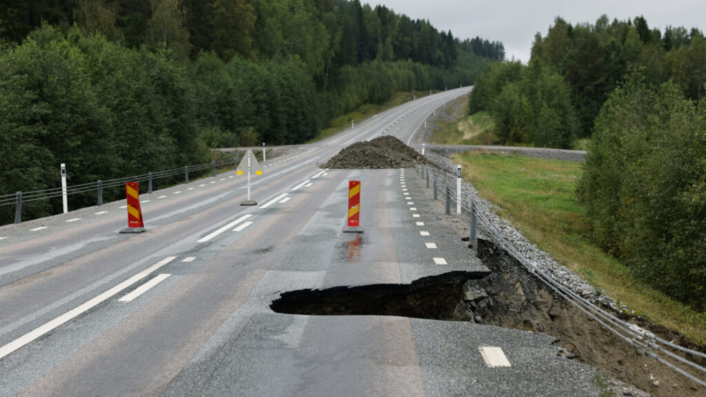 KRAMFORS 20250907
Väg 90 mellan Bollstabruk och Sollefteå har rasat samman efter skyfall. Vägen är avstängd för reparation.
Räddningstjänsten Mittnorrland uppmanar boende i Kramfors, Sollefteå, Örnsköldsviks och Härnösands kommun att ”undvika att bege er ut på vägnätet på grund av många underminerade vägar”.
Foto: Mats Andersson / TT / kod 14315
