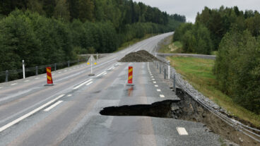 KRAMFORS 20250907
Väg 90 mellan Bollstabruk och Sollefteå har rasat samman efter skyfall. Vägen är avstängd för reparation. 
Räddningstjänsten Mittnorrland uppmanar boende i Kramfors, Sollefteå, Örnsköldsviks och Härnösands kommun att ”undvika att bege er ut på vägnätet på grund av många underminerade vägar”.
Foto: Mats Andersson / TT / kod 14315