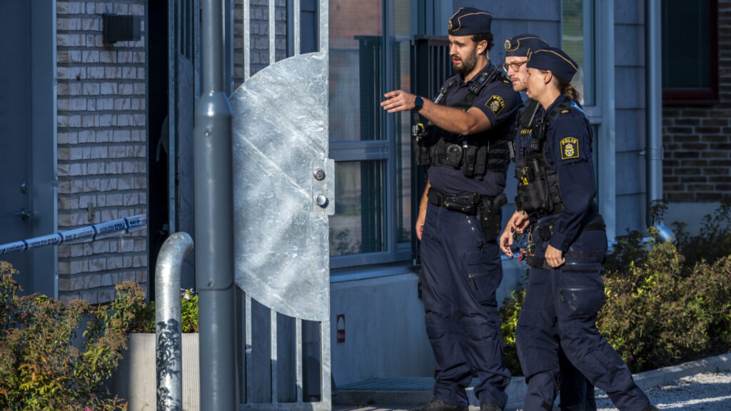 STAFFANSTORP 2025-09-09
Polis på plats vid ett flerfamiljshus i centrala Staffanstorp på tisdagen och utreder ett misstänkt mord.
Foto: Johan Nilsson / TT / Kod 50090