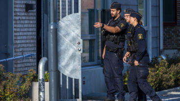 STAFFANSTORP 2025-09-09
Polis på plats vid ett flerfamiljshus i centrala Staffanstorp på tisdagen och utreder ett misstänkt mord.
Foto: Johan Nilsson / TT / Kod 50090