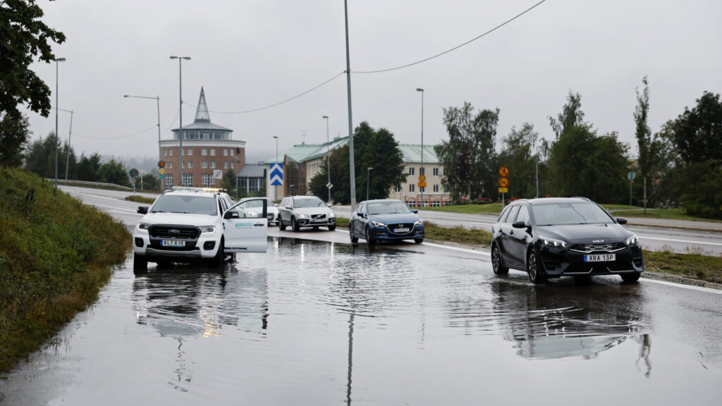 HÄRNÖSAND 20250907
Vattensamlingar på E4 i Härnösand på söndagen.
Räddningstjänsten Mittnorrland uppmanar boende i Kramfors, Sollefteå, Örnsköldsviks och Härnösands kommun att ”undvika att bege er ut på vägnätet på grund av många underminerade vägar”.
Foto: Mats Andersson / TT / kod 14315