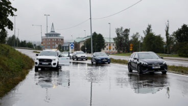 HÄRNÖSAND 20250907
Vattensamlingar på E4 i Härnösand på söndagen.
Räddningstjänsten Mittnorrland uppmanar boende i Kramfors, Sollefteå, Örnsköldsviks och Härnösands kommun att ”undvika att bege er ut på vägnätet på grund av många underminerade vägar”.
Foto: Mats Andersson / TT / kod 14315