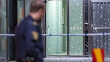 ARLÖV 2025-09-03
Splitterskador i en entré och polis på plats på Mariedalsvägen vid Kronprinsen i Malmö efter en detonation tidigt på onsdagsmorgonen.
Foto: Johan Nilsson / TT / Kod 50090