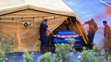 GÖTEBORG, SVERIGE 20250902
Polisen kör ut en bil från tältet. Stort polispådrag med kriminaltekniker på plats under tisdagskvällen i Lunden i Göteborg. Polisen misstänker att ett grovt brott kan ha utförts.
***OBS registreringsskylt synlig***
Foto: Björn Larsson Rosvall / TT / Kod 9200