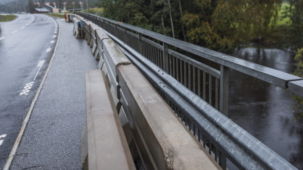 ÖRNSKÖLDSVIK, SVERIGE 20250911
Betongsuggor på bron över Norra Anudsjöån för att bron inte ska lyfta av den höjda vattennivån. Vid infarten till Kubbe, nordväst om Örnsköldsvik, som drabbats hårt av söndagens skyfall i Ångermanland.
Foto: Caisa Rasmussen / TT / Kod 12150