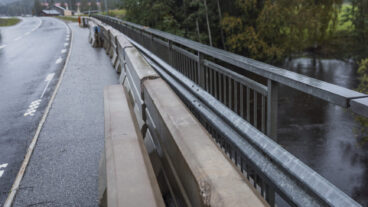 ÖRNSKÖLDSVIK, SVERIGE 20250911
Betongsuggor på bron över Norra Anudsjöån för att bron inte ska lyfta av den höjda vattennivån. Vid infarten till Kubbe, nordväst om Örnsköldsvik, som drabbats hårt av söndagens skyfall i Ångermanland.
Foto: Caisa Rasmussen / TT / Kod 12150