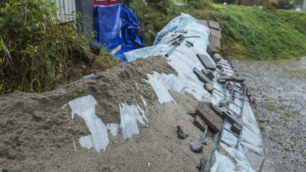 ÖRNSKÖLDSVIK, SVERIGE 20250911
Boende bygger vallar för att skydda husen mot vattnet i Kubbe, nordväst om Örnsköldsvik, som drabbats hårt av söndagens skyfall i Ångermanland.
Foto: Caisa Rasmussen / TT / Kod 12150