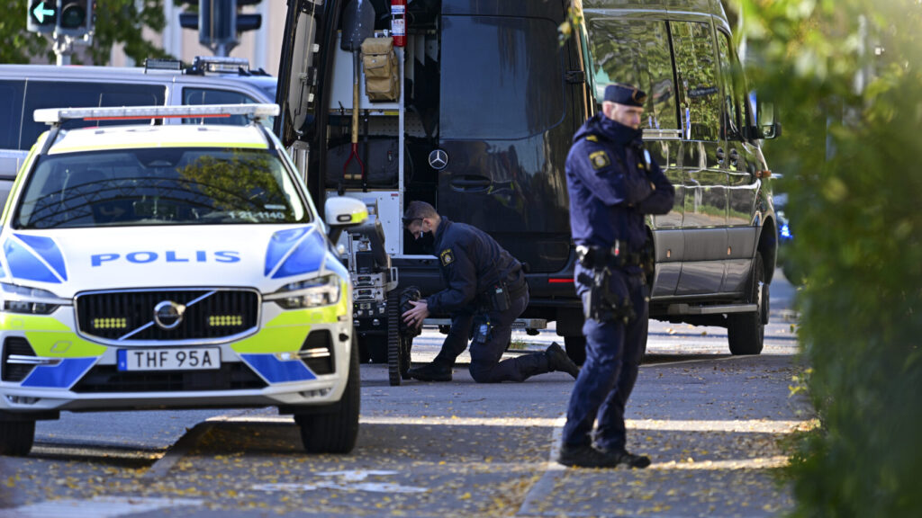 UPPSALA, SVERIGE 20251018
Ett misstänkt farligt föremål har hittats utomhus i Svartbäcken i centrala Uppsala under lördagen. Polisen och bombtekniker är på plats med flera resurser och undersöker föremålet.
Foto: Magnus Lejhall / TT / Kod 10658