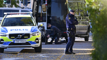 UPPSALA, SVERIGE 20251018
Ett misstänkt farligt föremål har hittats utomhus i Svartbäcken i centrala Uppsala under lördagen. Polisen och bombtekniker är på plats med flera resurser och undersöker föremålet.
Foto: Magnus Lejhall / TT / Kod 10658