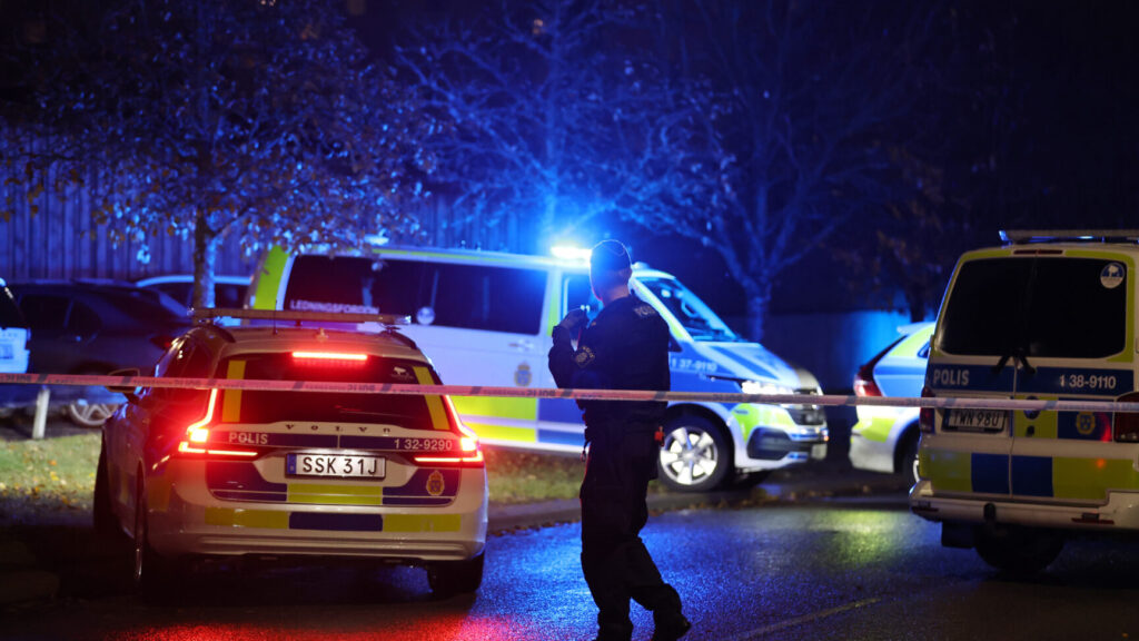 STOCKHOLM, SVERIGE 20251024
Polis på plats efter att två personer blivit skjuten i Fornhöjden i Södertälje på fredagskvällen.
Foto: Caisa Rasmussen / TT / Kod 12150