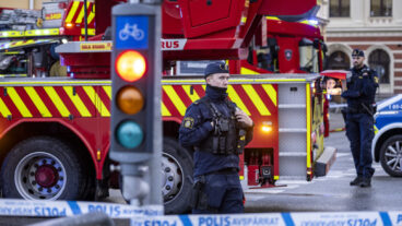 MALMÖ 2025-10-28 
Polis och räddningstjänst på plats på Norra Vallgatan i centrala Malmö efter kollision mellan två bussar och en personbil på tisdagen
Foto: Johan Nilsson / TT / Kod 50090