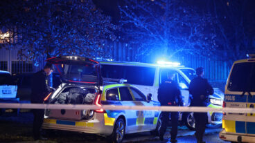 STOCKHOLM, SVERIGE 20251024
Polis på plats efter att två personer blivit skjutna i Fornhöjden i Södertälje på fredagskvällen.
Foto: Caisa Rasmussen / TT / Kod 12150