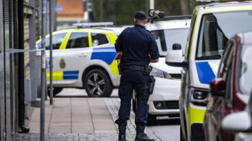 MALMÖ 2025-10-09      
Polis på plats på Erikstorpsgatan i Malmö efter ett misstänkt mordförsök i en lägenhet på lördagseftermiddagen. En person har enligt polisen förts till sjukhus med stickskador. 
Foto: Johan Nilsson / TT / Kod 50090