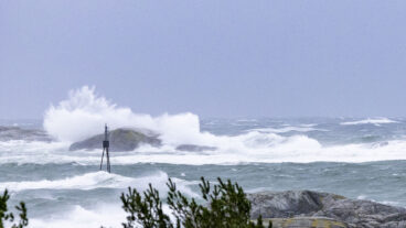 Lillesand 20251004. 
Lørdag morgen ved Høvåg i Lillesand kommune, har flere hundre husstander mistet strømmen. Her ved Skottevik camping står bølgene og vinden fremdeles rett inn sørfra.
Foto: Tor Erik Schrøder / NTB