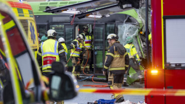 MALMÖ 2025-10-28
Polis och räddningstjänst på plats på Norra Vallgatan i centrala Malmö efter kollision mellan två bussar och en personbil på tisdagen. 
Foto: Johan Nilsson / TT / Kod 50090