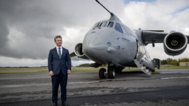 UPPSALA, SVERIGE 20251006
Försvarsminister Pål Jonson (M) på Upplands flygflottilj (F 16), i samband med  en signeringsceremoni arrangerad av försvarsmakten då Sverige valt att köpa fyra taktiska transportflygplan av typen C-390 från den brasilianska tillverkaren Embraer.
Foto: Christine Olsson / TT / Kod 10430