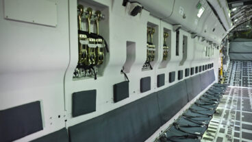 UPPSALA, SVERIGE 20251006
Ett transportflygplan av typen C-390 visas upp på Upplands flygflottilj (F 16) i samband med en signeringsceremoni arrangerad av försvarsmakten då Sverige valt att köpa fyra plan från den brasilianska tillverkaren Embraer.
Foto: Christine Olsson / TT / Kod 10430