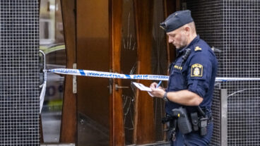 MALMÖ 2025-10-09      
En krossad ruta och polis på plats på Erikstorpsgatan i Malmö efter ett misstänkt mordförsök i en lägenhet på lördagseftermiddagen. En person har enligt polisen förts till sjukhus med stickskador. 
Foto: Johan Nilsson / TT / Kod 50090