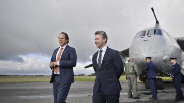 UPPSALA, SVERIGE 20251006
Gijs Tuinman, Nederländernas minister för vapenanskaffning och personal och försvarsminister Pål Jonson (M) på plats när försvarsmakten arrangerar en signeringsceremoni på Upplands flygflottilj (F 16), då Sverige valt att köpa fyra taktiska transportflygplan av typen C-390 från den brasilianska tillverkaren Embraer.
Foto: Christine Olsson / TT / Kod 10430