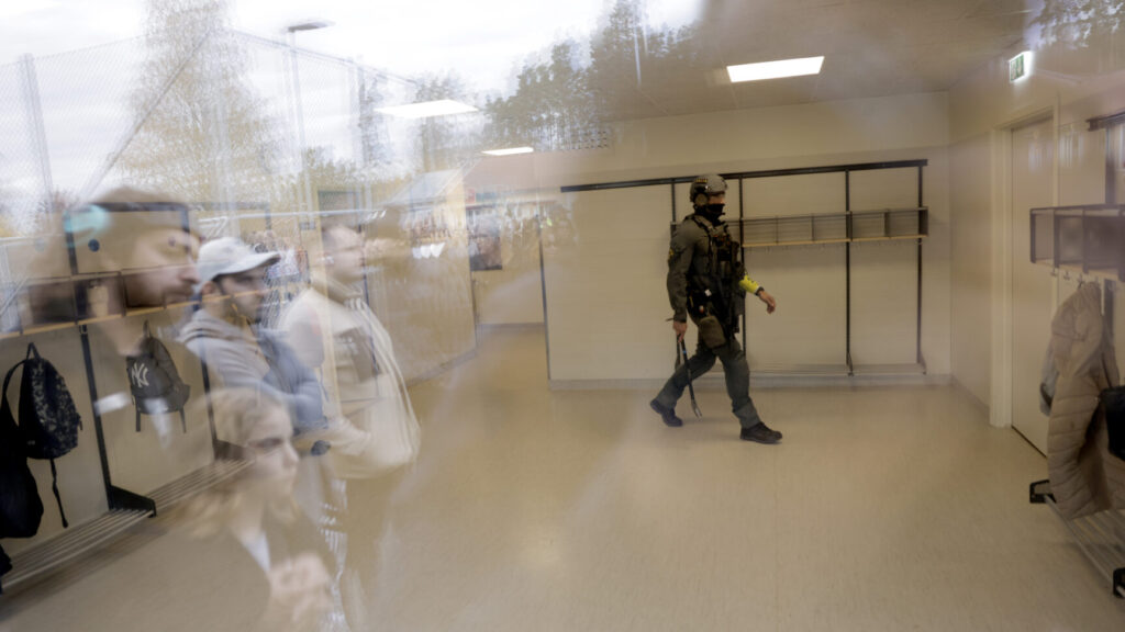 إخلاء مدرستين وانتشار واسع للشرطة
Foto: Pavel Koubek / TT