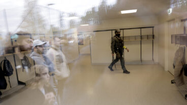 إخلاء مدرستين وانتشار واسع للشرطة
Foto: Pavel Koubek / TT