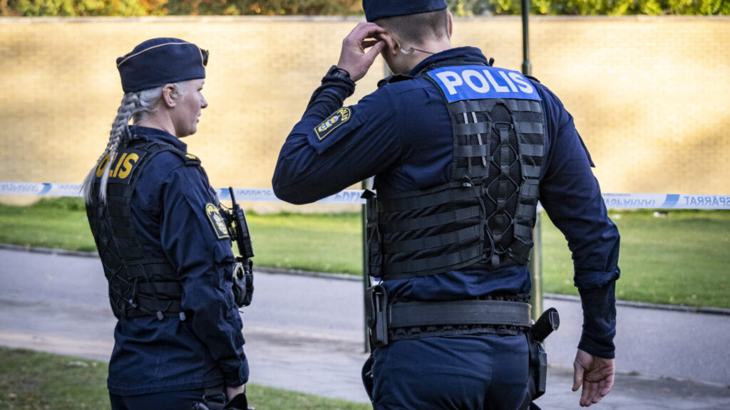 MALMÖ 2025-10-02
Polis på plats på Borgmästaregården i Malmö efter ett misstänkt mordförsök på fredagseftermiddagen. En person har enligt polisens hemsida förts till sjukhus med ambulans efter att h skadats med ett tillhygge.
Foto: Johan Nilsson / TT / Kod 50090