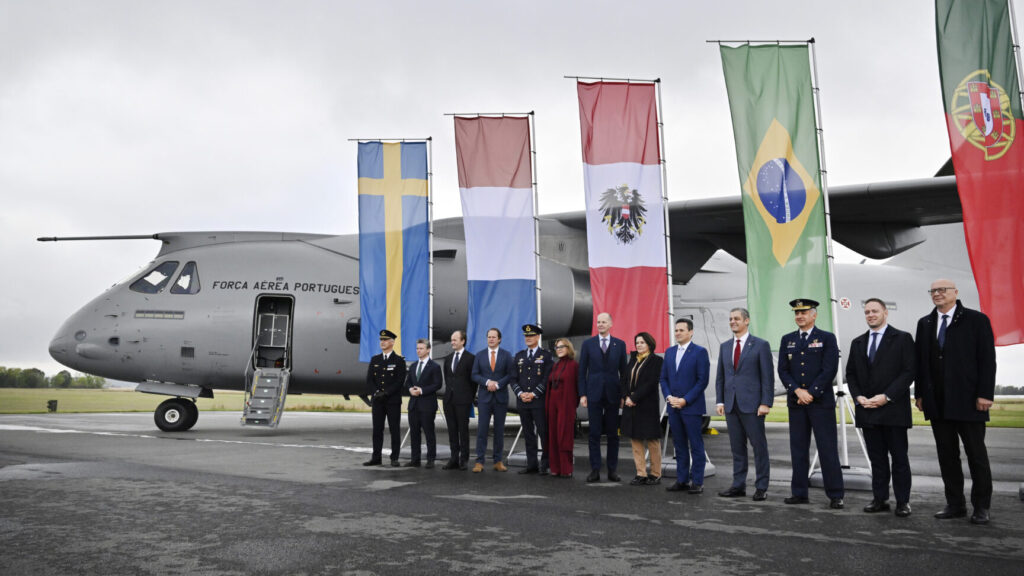 UPPSALA, SVERIGE 20251006
Ett transportflygplan av typen C-390 visas upp på Upplands flygflottilj (F 16) i samband med en signeringsceremoni arrangerad av försvarsmakten då Sverige valt att köpa fyra plan från den brasilianska tillverkaren Embraer.
Foto: Christine Olsson / TT / Kod 10430