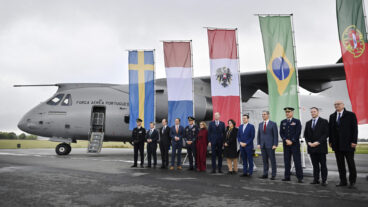 UPPSALA, SVERIGE 20251006
Ett transportflygplan av typen C-390 visas upp på Upplands flygflottilj (F 16) i samband med en signeringsceremoni arrangerad av försvarsmakten då Sverige valt att köpa fyra plan från den brasilianska tillverkaren Embraer.
Foto: Christine Olsson / TT / Kod 10430