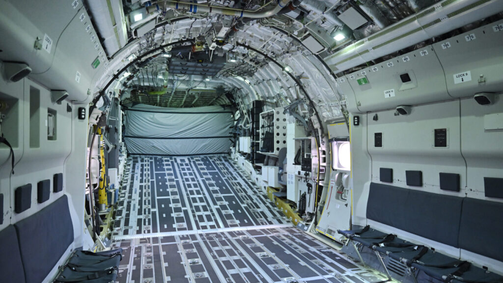 UPPSALA, SVERIGE 20251006
Ett transportflygplan av typen C-390 visas upp på Upplands flygflottilj (F 16) i samband med en signeringsceremoni arrangerad av försvarsmakten då Sverige valt att köpa fyra plan från den brasilianska tillverkaren Embraer.
Foto: Christine Olsson / TT / Kod 10430