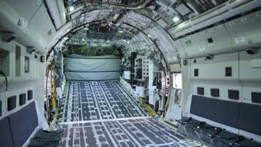 UPPSALA, SVERIGE 20251006
Ett transportflygplan av typen C-390 visas upp på Upplands flygflottilj (F 16) i samband med en signeringsceremoni arrangerad av försvarsmakten då Sverige valt att köpa fyra plan från den brasilianska tillverkaren Embraer.
Foto: Christine Olsson / TT / Kod 10430