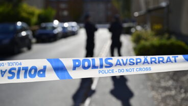 UPPSALA, SVERIGE 20251018
Ett misstänkt farligt föremål har hittats utomhus i Svartbäcken i centrala Uppsala under lördagen. Polisen är på plats med flera resurser och undersöker föremålet.
Foto: Magnus Lejhall / TT / Kod 10658