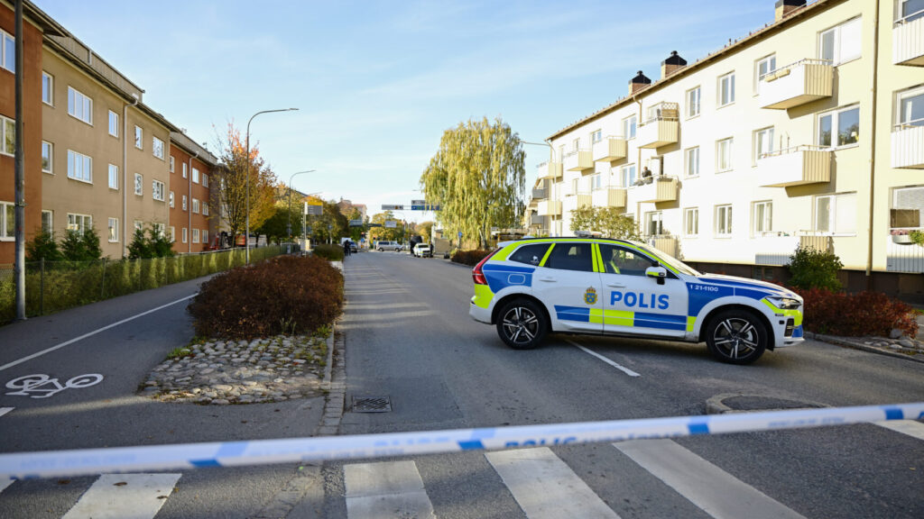 UPPSALA, SVERIGE 20251018
Ett misstänkt farligt föremål har hittats utomhus i Svartbäcken i centrala Uppsala under lördagen. Polisen är på plats med flera resurser och undersöker föremålet.
Foto: Magnus Lejhall / TT / Kod 10658