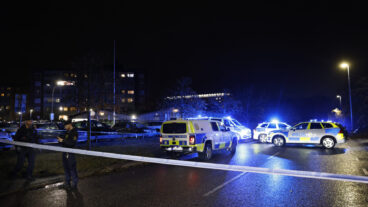 STOCKHOLM, SVERIGE 20251024
Polis på plats efter att två personer blivit skjutna i Fornhöjden i Södertälje på fredagskvällen.
Foto: Caisa Rasmussen / TT / Kod 12150