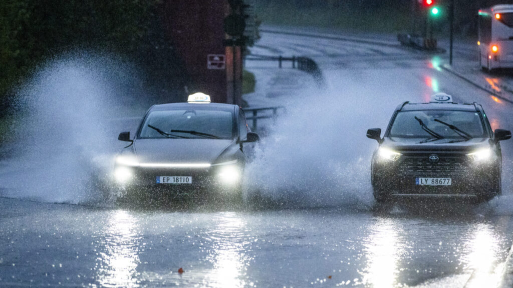 Sandefjord 20251004.
Ekstremværet Amy vil prege været fra utpå fredag til lørdag ettermiddag. Meteorologisk institutt har utstedt flere farevarsler, og Sør-Norge får værforhold som kan påvirke transport og utendørsaktiviteter gjennom helgen.
Foto: Trond R. Teigen / NTB