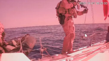 لقطات من فيديو لكاميرات أسطول الصمود تظهر الهجوم الإسرائيلي (Global Sumud Flotilla via AP)  