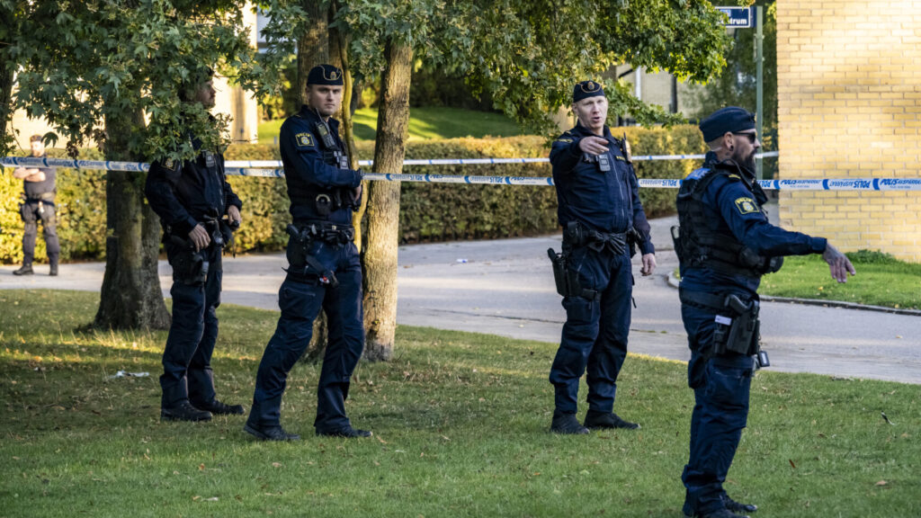MALMÖ 2025-10-02
Polis på plats på Borgmästaregården i Malmö efter ett misstänkt mordförsök på fredagseftermiddagen. En person har enligt polisens hemsida förts till sjukhus med ambulans efter att h skadats med ett tillhygge.
Foto: Johan Nilsson / TT / Kod 50090