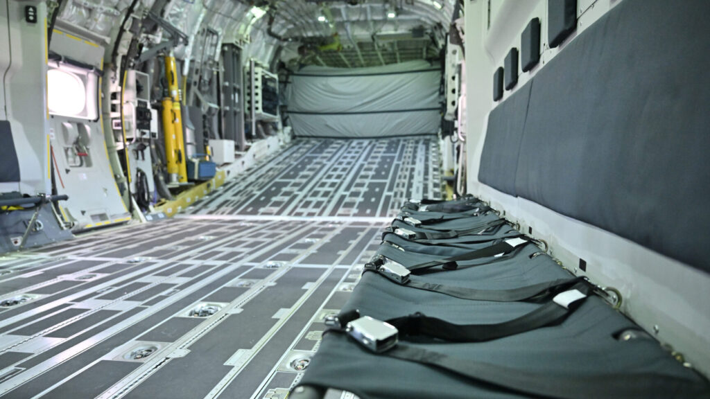 UPPSALA, SVERIGE 20251006
Ett transportflygplan av typen C-390 visas upp på Upplands flygflottilj (F 16) i samband med en signeringsceremoni arrangerad av försvarsmakten då Sverige valt att köpa fyra plan från den brasilianska tillverkaren Embraer.
Foto: Christine Olsson / TT / Kod 10430