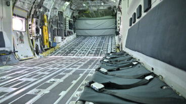 UPPSALA, SVERIGE 20251006
Ett transportflygplan av typen C-390 visas upp på Upplands flygflottilj (F 16) i samband med en signeringsceremoni arrangerad av försvarsmakten då Sverige valt att köpa fyra plan från den brasilianska tillverkaren Embraer.
Foto: Christine Olsson / TT / Kod 10430