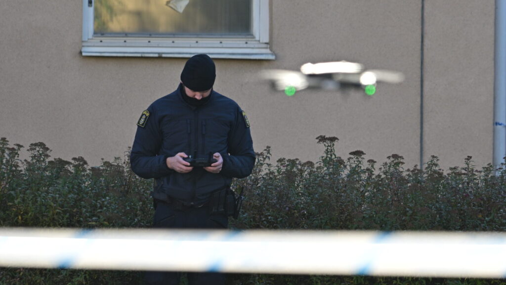 UPPSALA, SVERIGE 20251018
Polis flyger drönare där ett misstänkt farligt föremål har hittats utomhus i Svartbäcken i centrala Uppsala under lördagen. Polisen är på plats med flera resurser och undersöker föremålet.
Foto: Magnus Lejhall / TT / Kod 10658