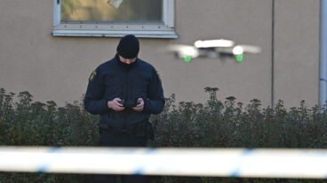 UPPSALA, SVERIGE 20251018
Polis flyger drönare där ett misstänkt farligt föremål har hittats utomhus i Svartbäcken i centrala Uppsala under lördagen. Polisen är på plats med flera resurser och undersöker föremålet.
Foto: Magnus Lejhall / TT / Kod 10658