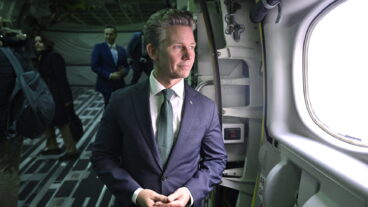 UPPSALA, SVERIGE 20251006
Försvarsminister Pål Jonson (M) i ett transportflygplan av typen C-390 som visas upp på Upplands flygflottilj (F 16) i samband med en signeringsceremoni arrangerad av försvarsmakten då Sverige valt att köpa fyra plan från den brasilianska tillverkaren Embraer.
Foto: Christine Olsson / TT / Kod 10430