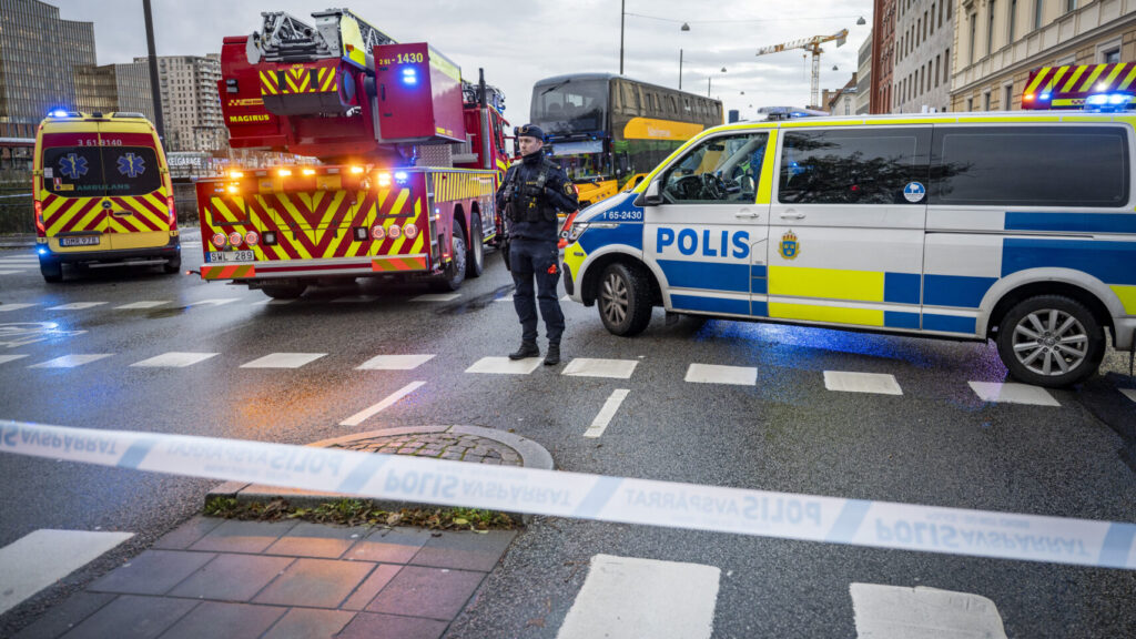 MALMÖ 2025-10-28
Polis och räddningstjänst på plats på Norra Vallgatan i centrala Malmö efter kollision mellan två bussar och en personbil på tisdagen
Foto: Johan Nilsson / TT / Kod 50090
