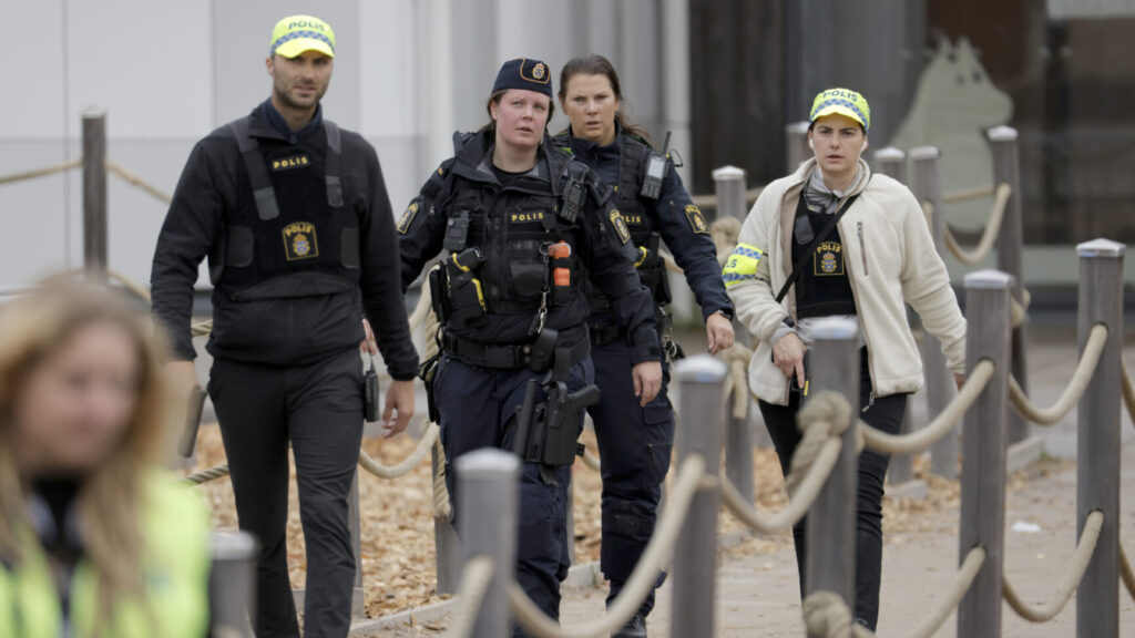 LINDESBERG, SVERIGE 20251015
Polisen är på plats i Lindesberg där två skolor är inrymda. Även lasarettet har låst dörrarna. Polisen finns på plats för att utreda händelsen.
Foto: Pavel Koubek / TT / Kod 11380