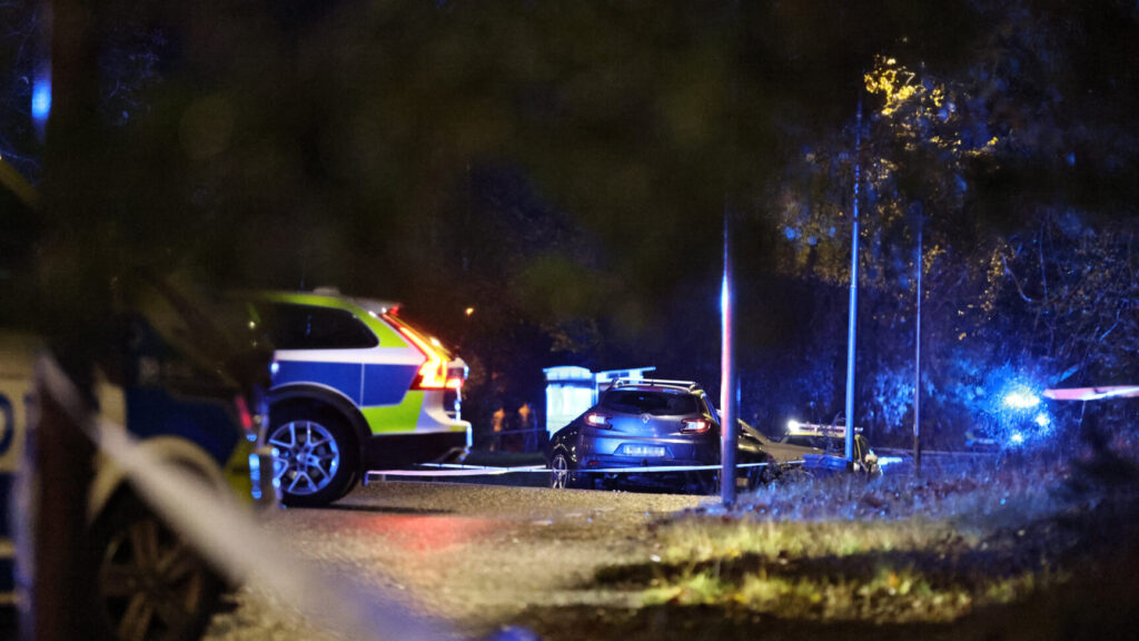 STOCKHOLM, SVERIGE 20251024
Polis på plats efter att två personer blivit skjutna i Fornhöjden i Södertälje på fredagskvällen.
Foto: Caisa Rasmussen / TT / Kod 12150