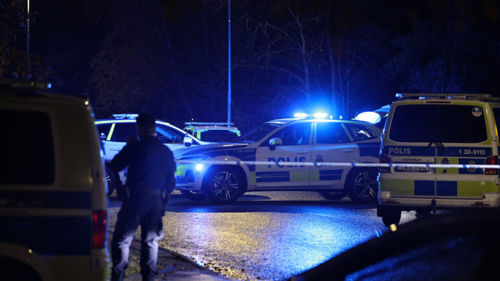 STOCKHOLM, SVERIGE 20251024
Polis på plats efter att två personer blivit skjutna i Fornhöjden i Södertälje på fredagskvällen.
Foto: Caisa Rasmussen / TT / Kod 12150