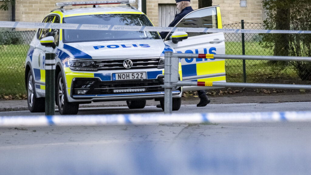 MALMÖ 2025-10-02
Polis på plats på Borgmästaregården i Malmö efter ett misstänkt mordförsök på fredagseftermiddagen. En person har enligt polisens hemsida förts till sjukhus med ambulans efter att h skadats med ett tillhygge.
Foto: Johan Nilsson / TT / Kod 50090