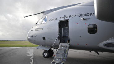 UPPSALA, SVERIGE 20251006
Ett transportflygplan av typen C-390 visas upp på Upplands flygflottilj (F 16) i samband med en signeringsceremoni arrangerad av försvarsmakten då Sverige valt att köpa fyra plan från den brasilianska tillverkaren Embraer.
Foto: Christine Olsson / TT / Kod 10430