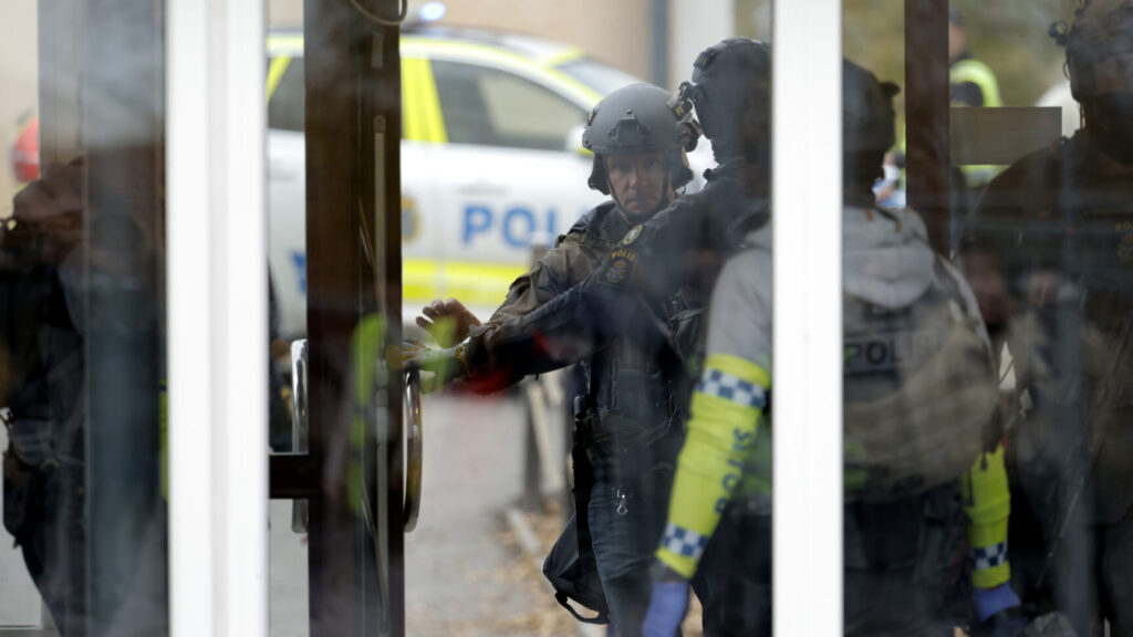 إخلاء مدرستين وانتشار واسع للشرطة
Foto: Pavel Koubek / TT